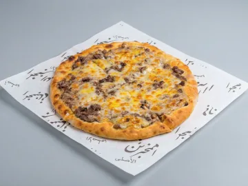 منقوشة لحمة مفرومة مع رشة جبنة